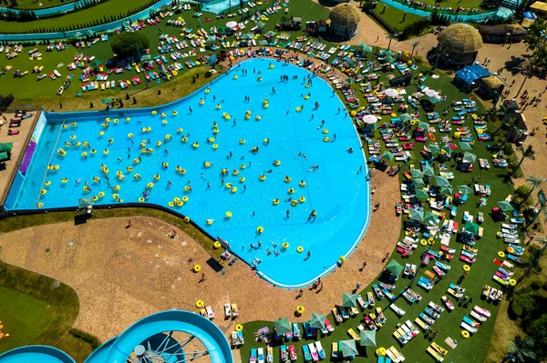 Horní Pohled Lidi Relaxující Bazénu Žlutých Nafukovacích Kruzích Lehátkách Pláži — Stock fotografie