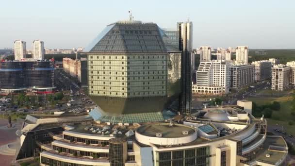 Вид с крыши Национальной библиотеки в Минске на закате. Беларусь, общественное здание — стоковое видео