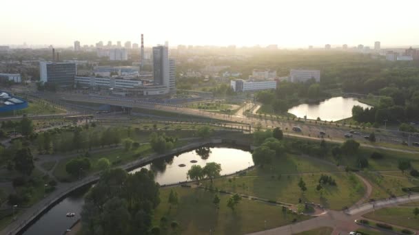 Vista superior desde la altura del vuelo de las aves en la avenida Independence en Minsk.Vista de una intersección de carreteras en Minsk. Belarús. — Vídeo de stock