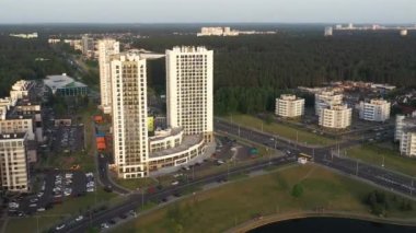 Gün batımında Minsk şehrinin en yüksek noktasından görüntüle. Minsk.Yeni deniz feneri bölgesi. Belarus.
