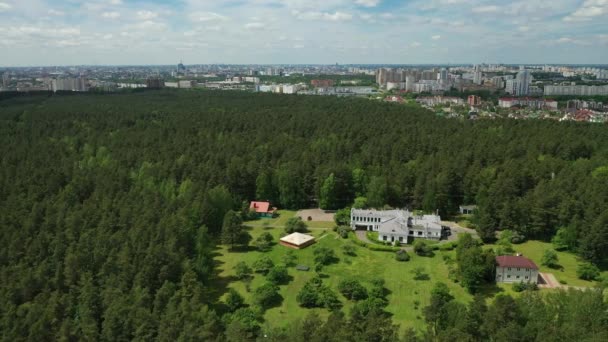 Pozůstalost se nachází v lesní oblasti města Minsk v oblasti Stepyanka okresu.Bělorusko — Stock video