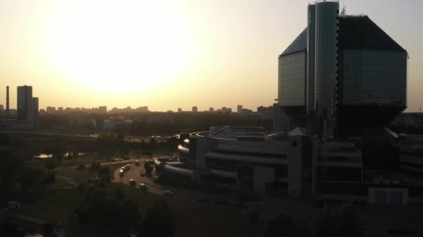 Vista desde el techo de la Biblioteca Nacional de Minsk al atardecer. Belarús, edificio público — Vídeo de stock