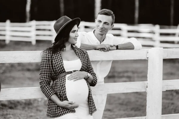 Une Fille Enceinte Dans Chapeau Son Mari Vêtements Blancs Tiennent — Photo