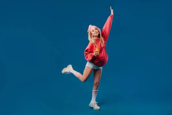 Menina Grávida Roupas Rosa Com Uma Garrafa Suco Fundo Azul — Fotografia de Stock