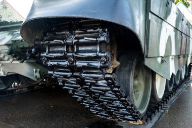 Zırhı yakından takip ettim. Siyah izler ve geniş lastik silindirler. Tank şasisi.