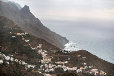 Okyanus kıyısındaki küçük bir kasabanın güzel manzarası Tenerife, Kanarya Adaları, İspanya,