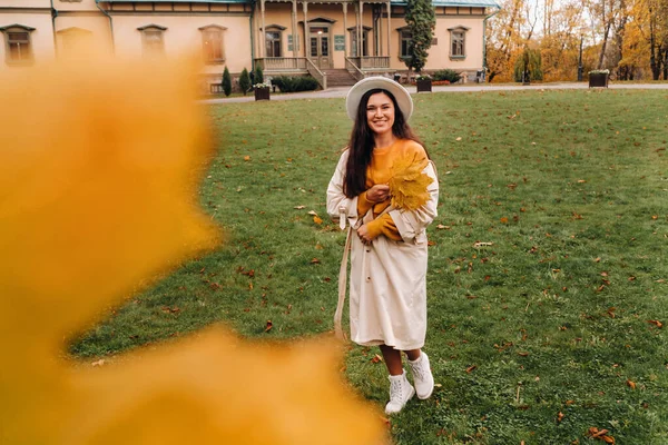 Dziewczyna Białym Płaszczu Kapeluszu Uśmiecha Się Jesiennym Parku Portret Kobiety — Zdjęcie stockowe