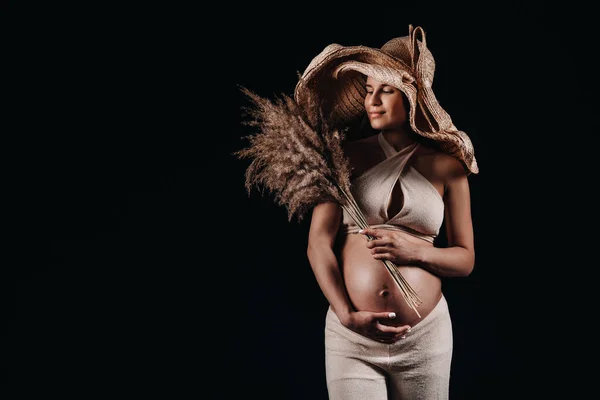 Mujer Embarazada Sombrero Paja Con Ropa Beige Con Ramo Las — Foto de Stock