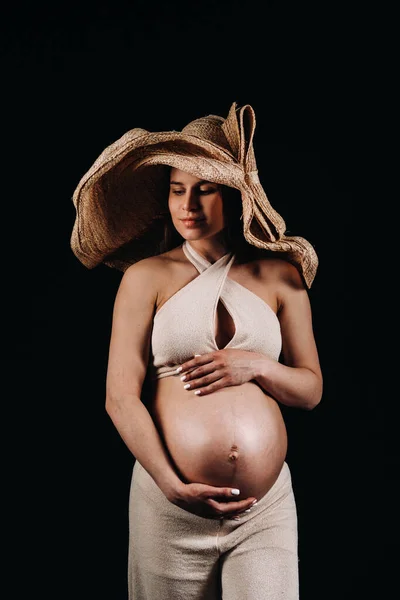 Pregnant Woman Straw Hat Beige Clothes Studio Black Background — Stock Photo, Image