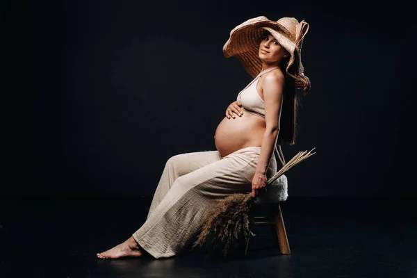 Mujer Embarazada Sombrero Paja Con Ropa Beige Con Ramo Las —  Fotos de Stock