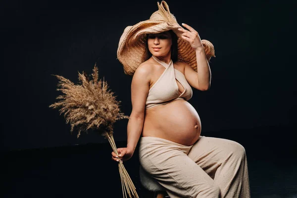 Donna Incinta Cappello Paglia Con Vestiti Beige Con Bouquet Tra — Foto Stock