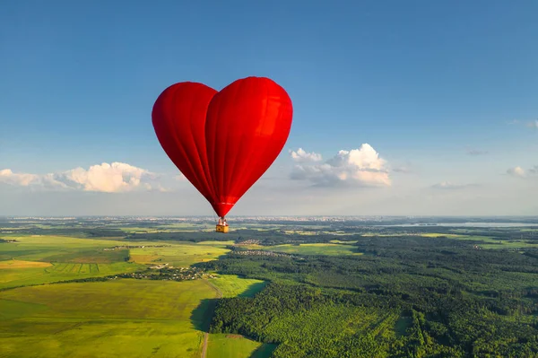 Roter Herzförmiger Ballon Mit Menschen Über Grüne Felder Und Wälder — Stockfoto
