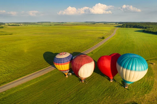 Ballonnen Met Mensen Zijn Klaar Stijgen Het Veld — Stockfoto