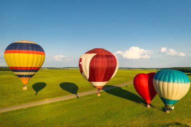 İnsanlarla dolu balonlar sahada havalanmaya hazır..