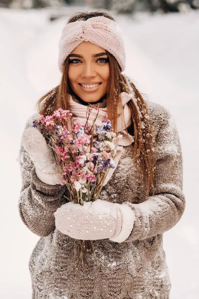 Uma Menina Uma Camisola Inverno Com Buquê Suas Mãos Está — Fotografia de Stock