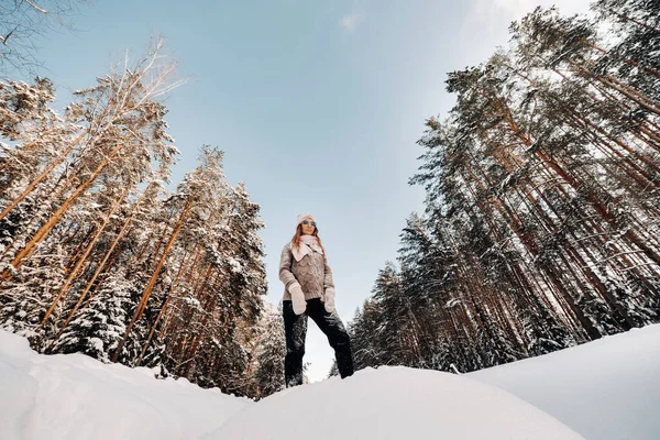 Uma Menina Uma Camisola Luvas Inverno Fica Fundo Coberto Neve — Fotografia de Stock