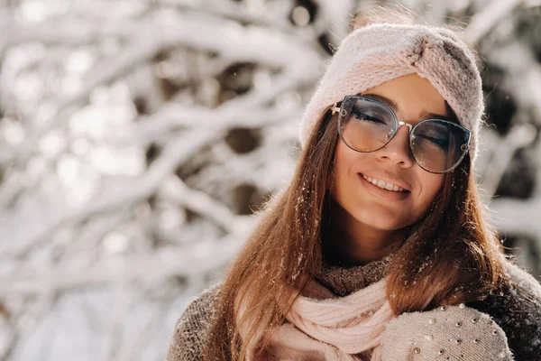 Ένα Κορίτσι Πουλόβερ Και Γυαλιά Χειμώνα Ένα Χιονισμένο Δάσος — Φωτογραφία Αρχείου