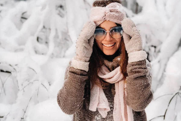 Uma Menina Uma Camisola Óculos Inverno Uma Floresta Coberta Neve — Fotografia de Stock