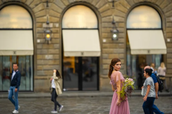 Невеста Розовом Платье Букетом Стоит Центре Старого Города Флоренции Италии — стоковое фото
