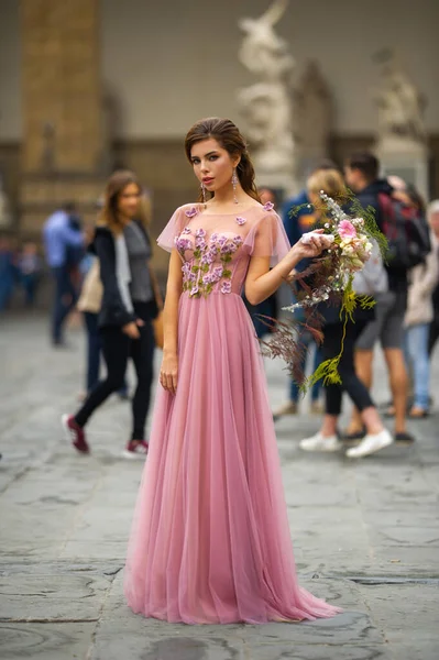 Une Mariée Robe Rose Avec Bouquet Trouve Centre Vieille Ville — Photo