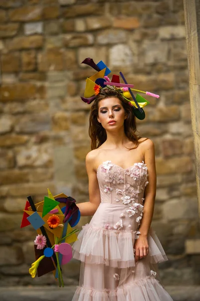 Une Mariée Dans Une Robe Mariée Rose Avec Bouquet Une — Photo