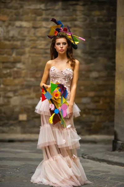 ピンクのウェディングドレスの花嫁は イタリアのフィレンツェのゴロヴァで珍しい花束と装飾が施されています — ストック写真