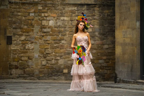 Невеста Розовом Свадебном Платье Необычным Букетом Украшением Горове Флоренция Италия — стоковое фото