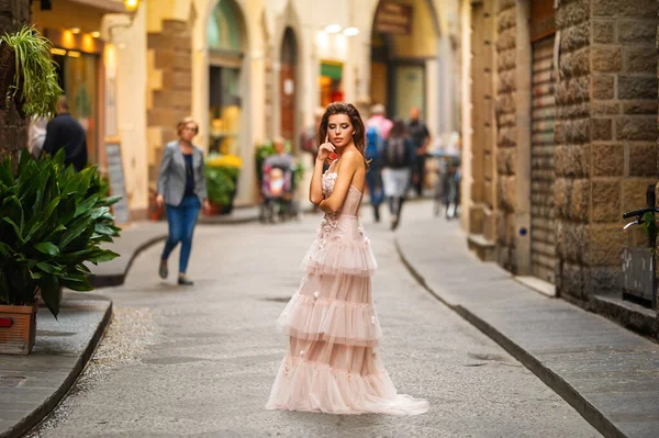 분홍색 드레스를 신부가 이탈리아 피렌체에서 — 스톡 사진