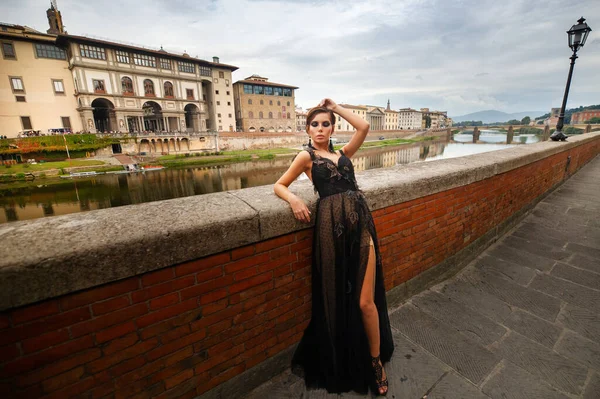 Красивая Стильная Невеста Черном Платье Стоит Набережной Флоренции Италия — стоковое фото