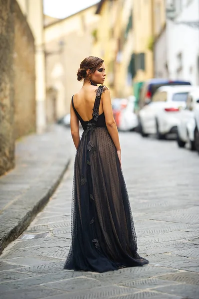 Eine Schöne Stilvolle Braut Einem Schwarzen Kleid Geht Durch Florenz — Stockfoto