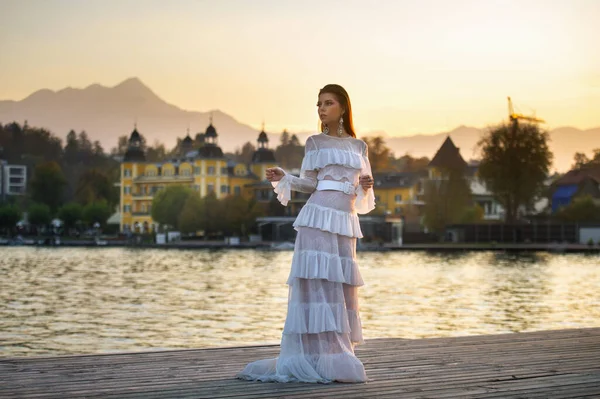 Uma Noiva Vestido Noiva Branco Cidade Velha Áustria Pôr Sol — Fotografia de Stock