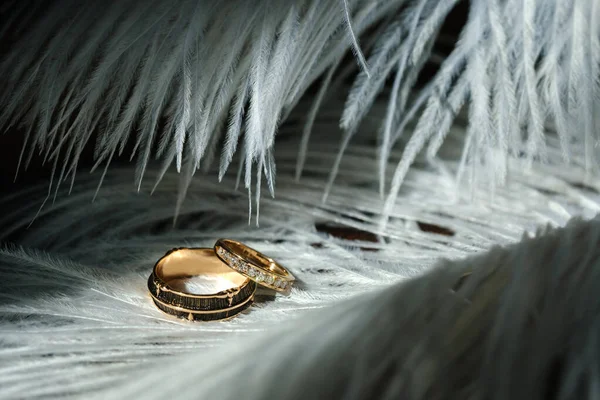 Dos Anillos Boda Yacen Plumas Blancas Concepto Amor — Foto de Stock