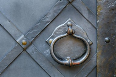 Eski kapının kolu eski metal..