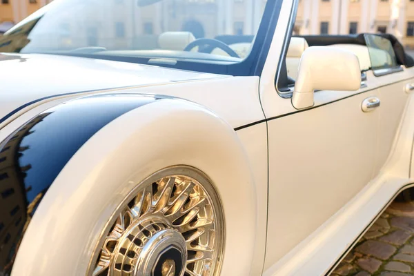 Close Front White Vintage Car Courtyard Castle — Stock Photo, Image