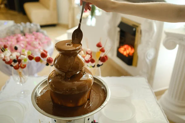 Fondue Mit Schokobrunnen Und Süßigkeiten Für Sie Süßes Thema — Stockfoto