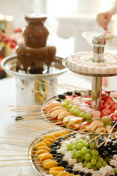 Fondue Mit Schokobrunnen Und Süßigkeiten Für Sie Süßes Thema — Stockfoto