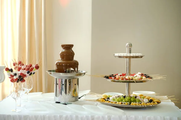 チョコレートの噴水とお菓子付きフォンデュ 甘いテーマ — ストック写真