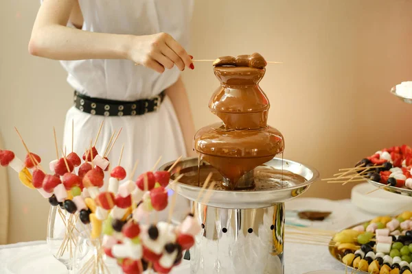 Fondue Mit Schokobrunnen Und Süßigkeiten Für Sie Süßes Thema — Stockfoto