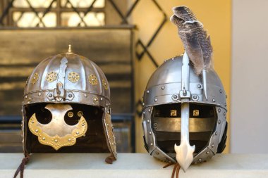 İki şövalye miğferi yüzeyde yatıyor. Ortaçağ konsepti..