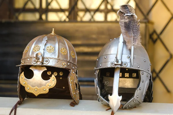 Due Caschi Cavaliere Sono Distesi Sulla Superficie Concetto Medievale — Foto Stock