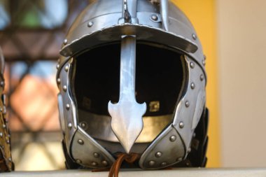 Zırhlı eski bir şövalye miğferi. Ortaçağ konsepti..