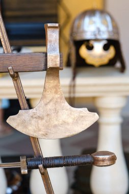 Zırhlı eski bir şövalye miğferi. Ortaçağ konsepti..