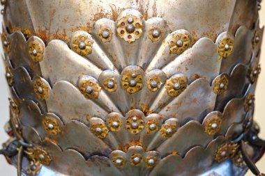 Eski Şövalye 'nin zırhının parçaları. Ortaçağ' a ait bir kavram. Metalik doku..