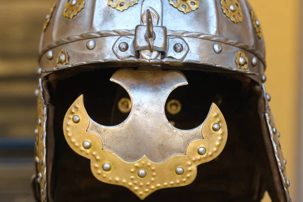 Een Oude Ridderhelm Met Harnas Een Middeleeuws Concept — Stockfoto