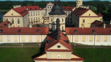 Nesvizh Kalesi 'nin gündüz manzarası. Belarus.