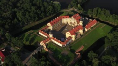 Günbatımından önce Nesvizh Kalesi 'nin üst manzarası. Belarus.
