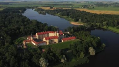 Günbatımından önce Nesvizh Kalesi 'nin üst manzarası. Belarus.