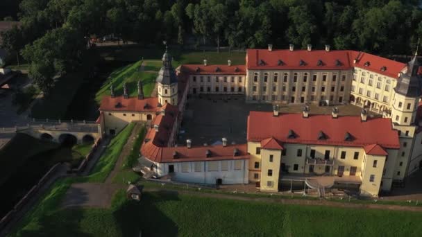 Vista superior del castillo de Nesvizh antes del atardecer. Bielorrusia — Vídeo de stock