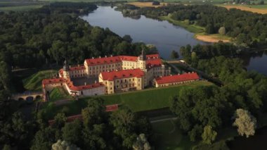 Günbatımından önce Nesvizh Kalesi 'nin üst manzarası. Belarus.