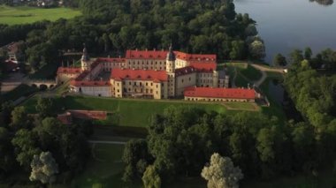 Günbatımından önce Nesvizh Kalesi 'nin üst manzarası. Belarus.